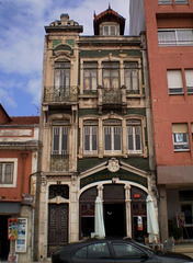 Narrow façade.