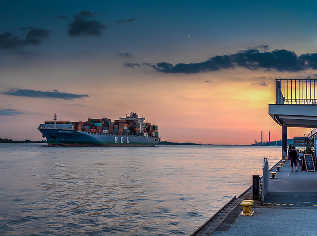 Approaching the Port of Hamburg (270°)