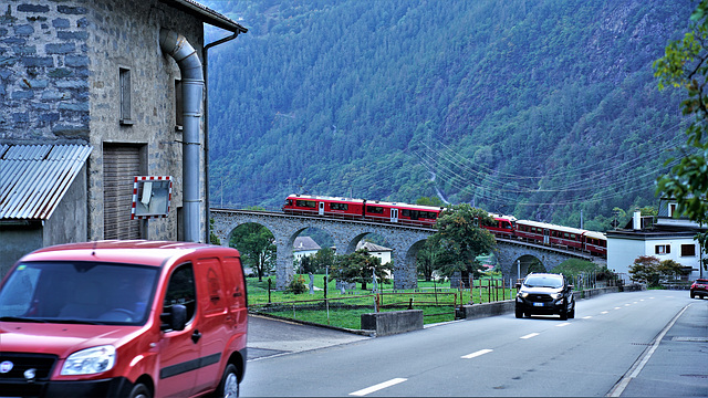 Brusio GR / Der Zug auf dem Viadukt von Brusio