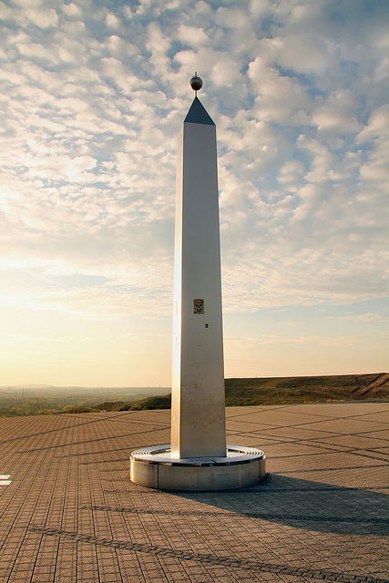 Der Obelisk auf dem südlichen Gipfel (Halde Hoheward, Herten) / 15.10.2018