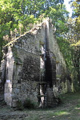 Ruines du moulin de l'abbaye Notre-Dame du Val