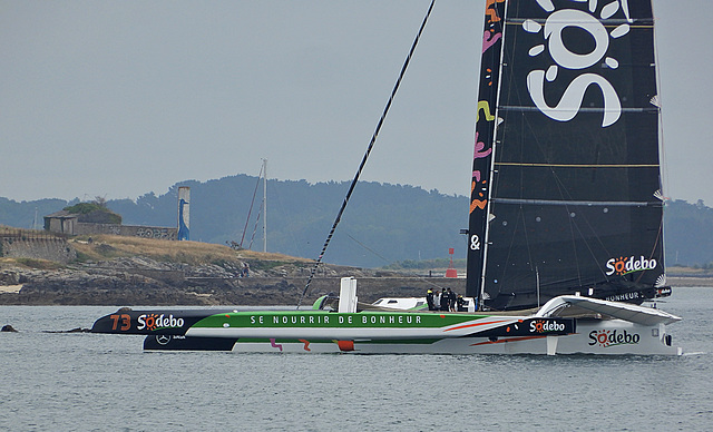 maxi trimaran à pleine vitesse,