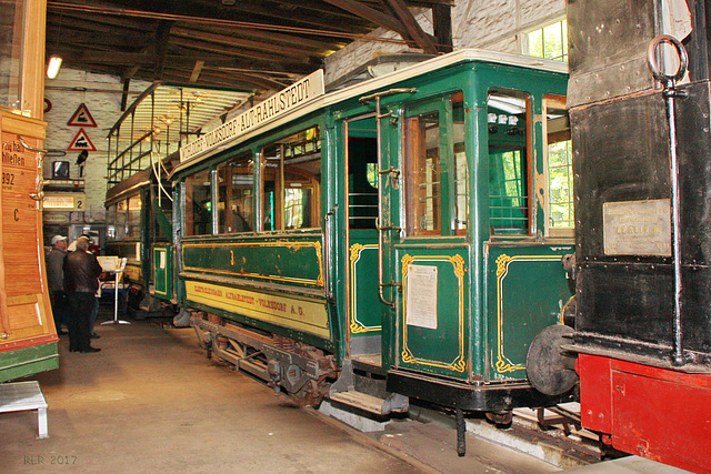 Alte Hamburger Straßenbahn im Lokschuppen Aumühle