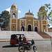 Église, taxi et petite moto