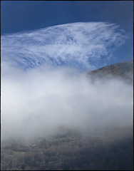 Un camí de núvols blancs