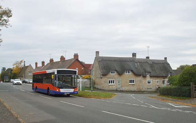 DSCF5768 Centrebus 661 (YJ60 GFO) in Empingham - 27 Oct 2016