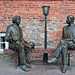 Oscar Wilde und Eduard Vilde vor dem Café Wilde in Tartu (© Buelipix)