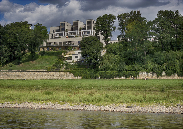 Living riverside the Elbe