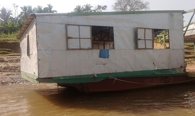 Maison flottante sur la Nam / Floating house