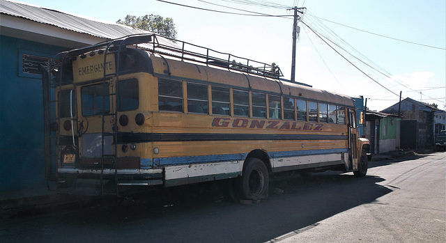 Bus Gonzales crevé au travail...