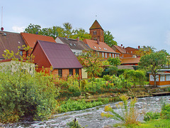 Lübz, Blick vom Ufer des Mühlenstroms zur Kirche