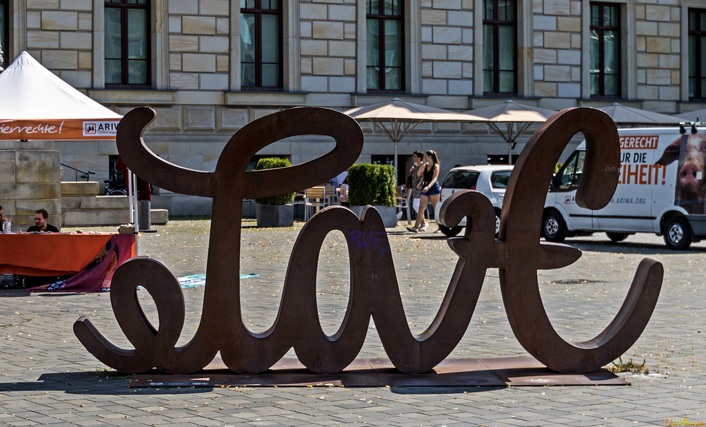 Zum Weltfotografietag: Love and Hate in Braunschweig (PiP) Zum Weltfotografietag: Love and Hate in Braunschweig (PiP)