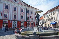 vor dem Rathaus von Tartu - Skulptur "Die küssenden Studenten" (© Buelipix)