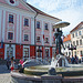 vor dem Rathaus von Tartu - Skulptur "Die küssenden Studenten" (© Buelipix)