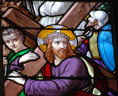 Le vitrail , l'art qui sublime la lumière dans les églises .