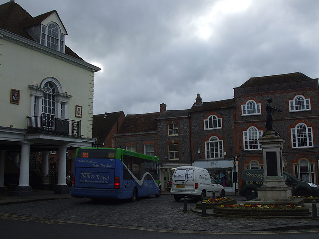 DSCF8604 Thames Travel (Go-Ahead) YJ10 MFN in Wallingford - 28 Mar 2015