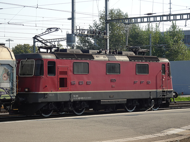 SBB - Re 4/4 11325 vor Güterzug in Yverdon les Bains