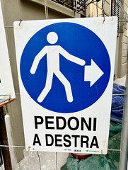 Florence 2023 – Pedestrians have to walk on the right
