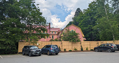 Propriété vermontoise joliment clôturée / Vermont house beautifully fenced