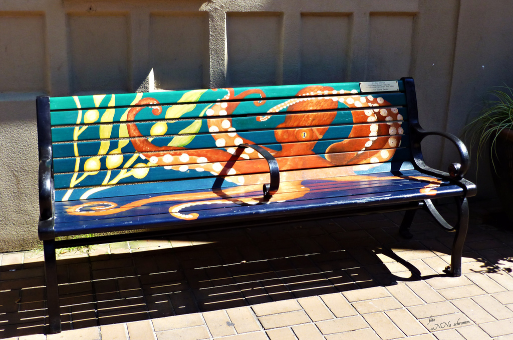 Happy 'Octobus' Bench - - or OctoBus-Stop ?