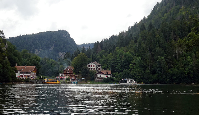 Das Haus auf der linken Seite steht in Frankreich, die Häuser rechts in der Schweiz