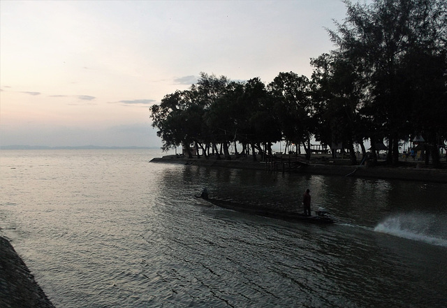 Pirogue au petit matin