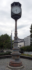 Die Zeit bleibt nicht stehen, aber die alte Hafenuhr in Konstanz von 1906 schon