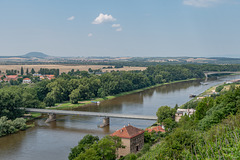 Die Elbe nach der Moldau-Mündung stromabwärts