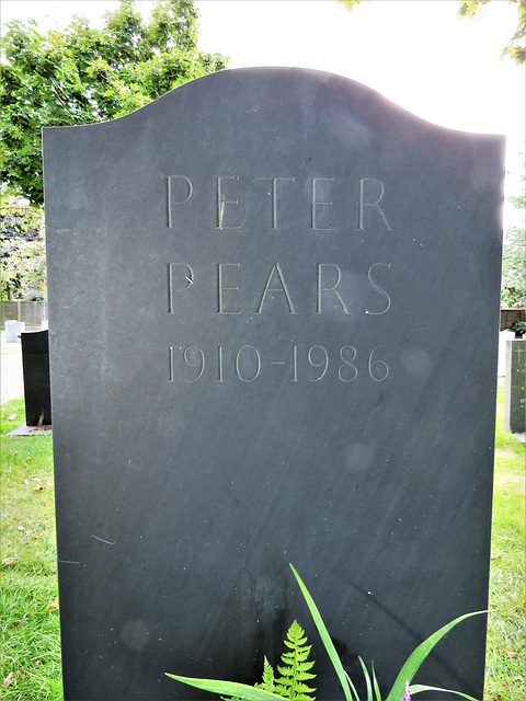 aldeburgh church, suffolk (61) tombstone of peter pears +1986