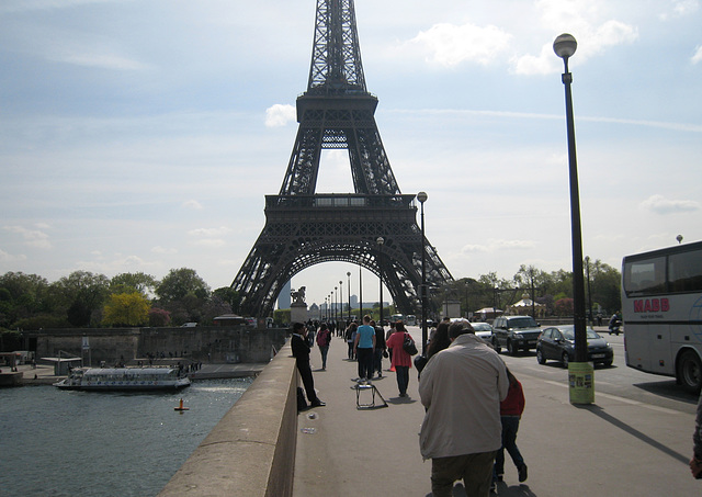 Le tour Eiffel a froid aux pieds