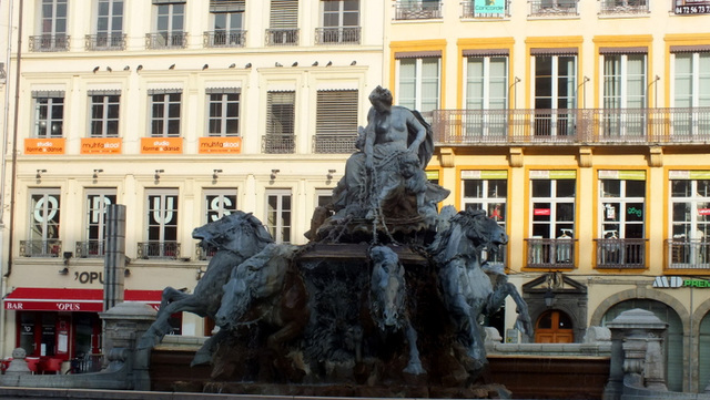 fontaine de la Place des Terreaux a Lyon.