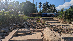 Escalier de plage à nettoyer / Beach stairs to clean up