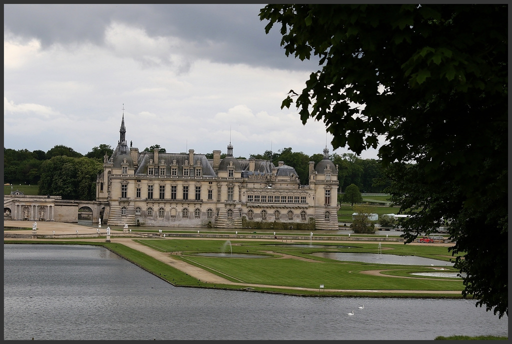 chateau de chantilly vu de l'arriere .....