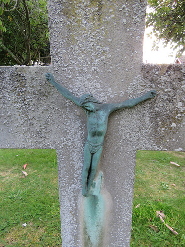 aldeburgh church, suffolk (58)crucifixion on tombstone of margaret holmes +1966