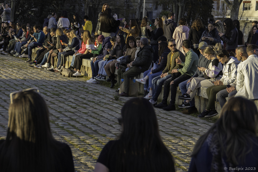 in Erwartung des Sonnenunterganges beim Templo de Debod (© Buelipix)