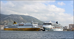 Toulon (83) 10 octobre 2014. Traversée de la rade par la navette maritime La Seyne/ Les Sablettes - Toulon.