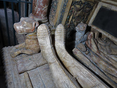 chelsea old church, london (44) crest under feet on tomb of gregory fiennes, lord dacre +1594