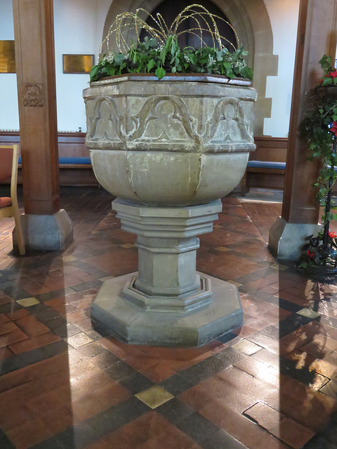 c14 font, hythe church, kent (54)