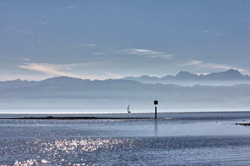 Blick von der Argenmündung - bei Langenargen - hinüber in die Schweiz