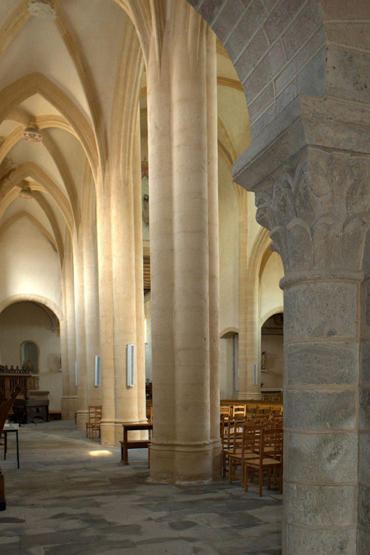 Bas-côté de la nef de l'église de Manglieu