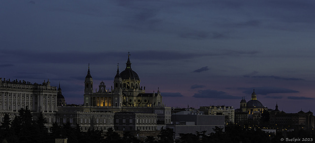 abendlicher Blick vom Parque Cuartel de la Montaña auf Madrid ... P.i.P. (© Buelipix)
