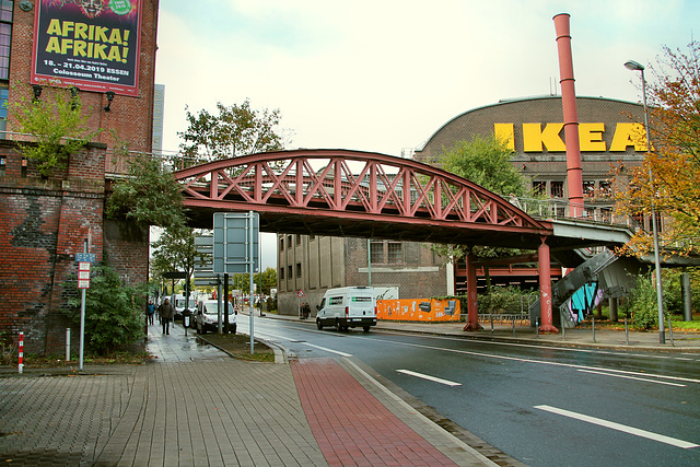 Brücke der ehem. Krupp'schen Werksbahn über der Altendorfer Straße (Essen-Westviertel) / 24.10.2018