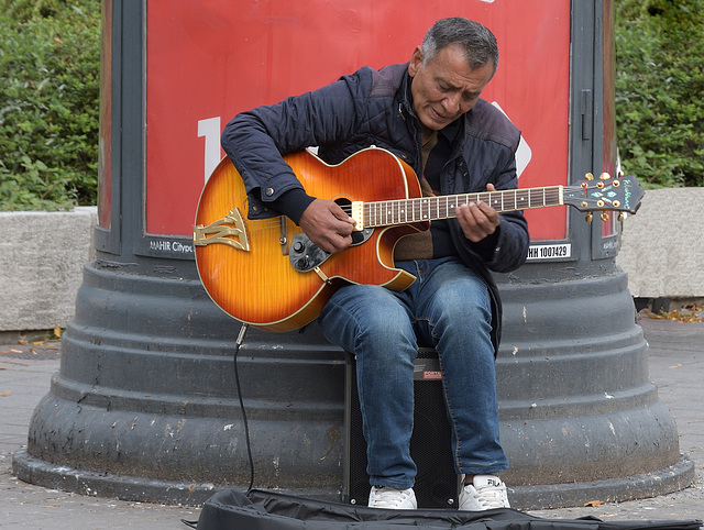 HWW ~  Guitar playing busker