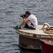 fotógrafo sobre una boya flotante