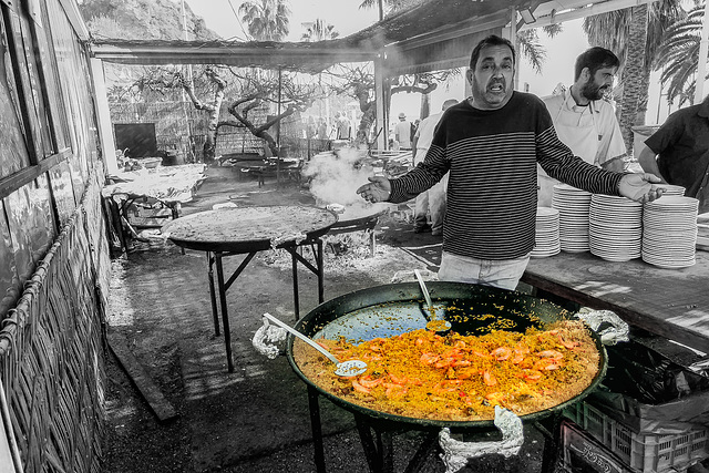 ''Hey.. you wanna' paella ?.. or you no wanna' Paella'' ?