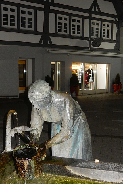 Die Wasserholerin - Brunnenfigur in Plochingen