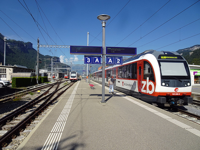 Bereit zu Weiterfahrt nach Interlaken Ost ein Regiozug der ZB, im Bahnhof Meiringen