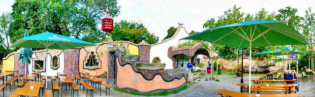 Biergarten am Hundertwasser Turm. ©UdoSm