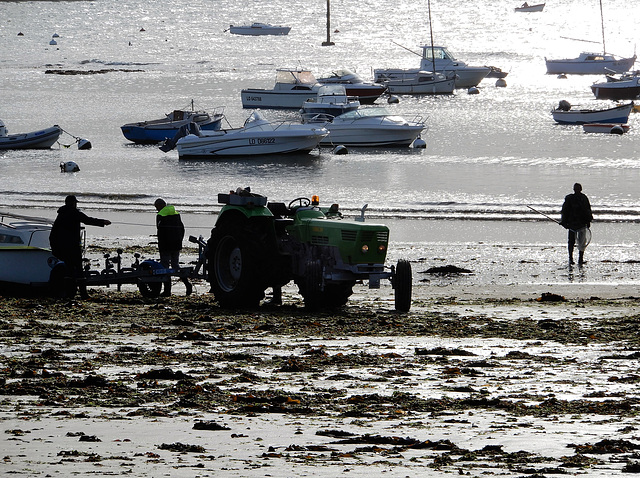 bateau échoué avec le mauvais temps sur la plage