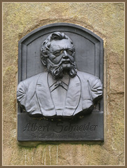 ein alter Gedenkstein für Albert Schneider 1833-1910